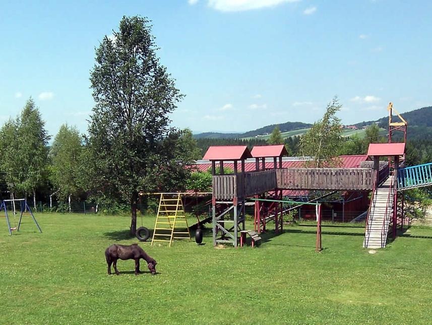 Spielplatz mit Kletterburg, Seilbahn und Rutschen