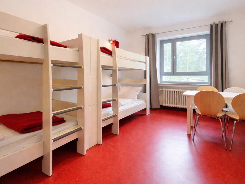 Perfekt für Schulklassen oder andere Jugendgruppen. In freundlichen Viererzimmern mit gemütlichen Etagenbetten