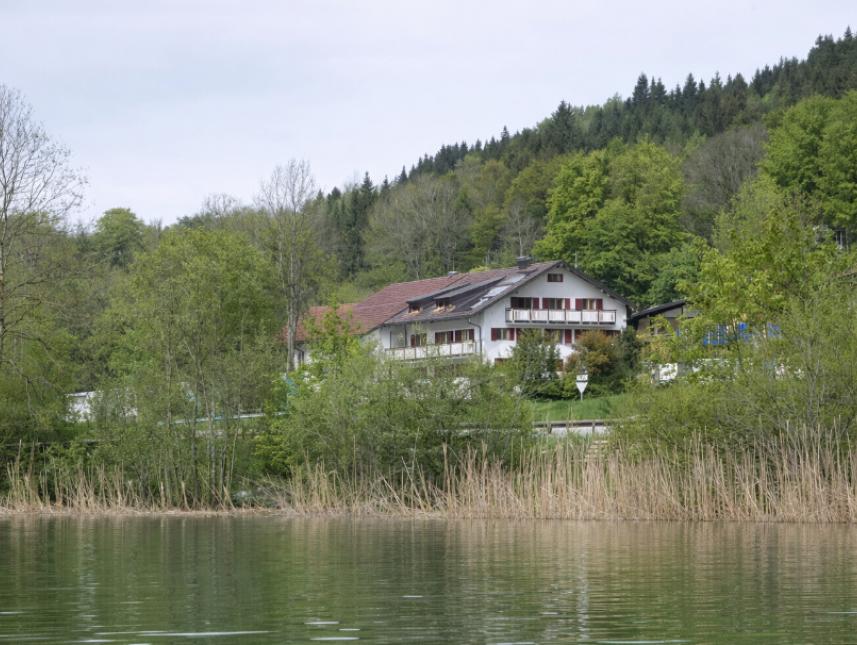 in wunderschöner ruhiger Lage direkt an der Sonnenseite des Großen Alpsee