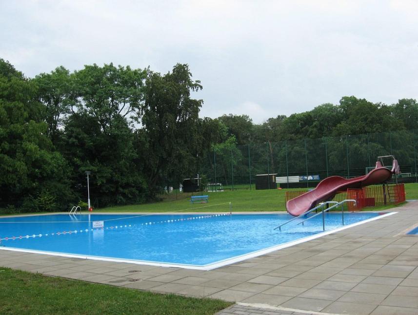 hauseigenes Freibad mit Rutsche