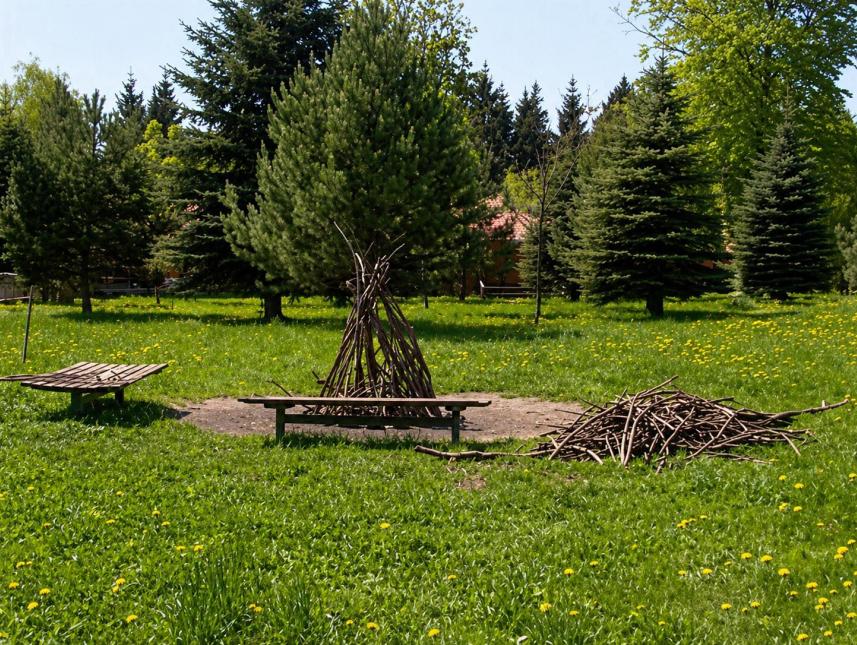 in jedem Dorf ein Lagerfeuerplatz