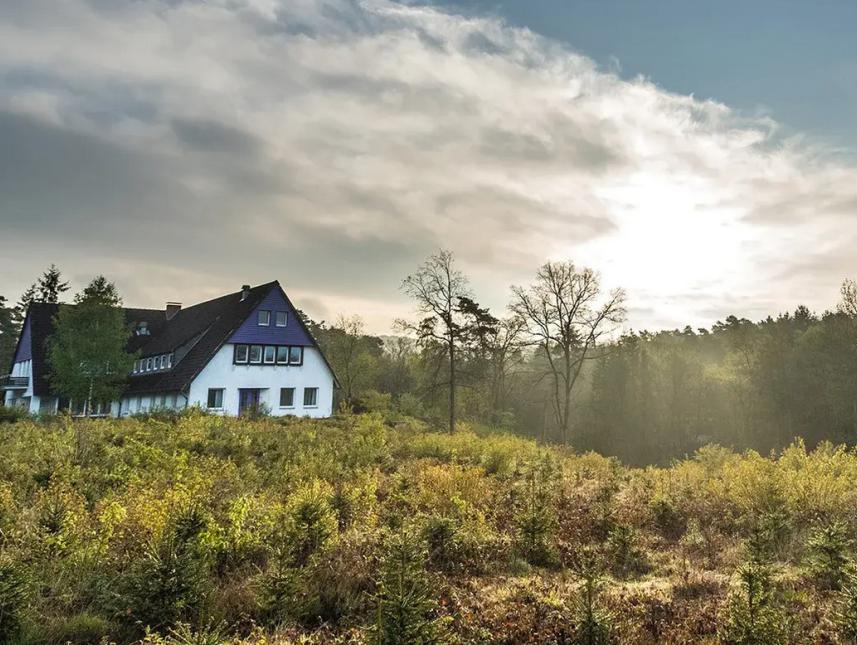 Das 100 m entfernte Lila-Gruppenhaus (30 Betten)