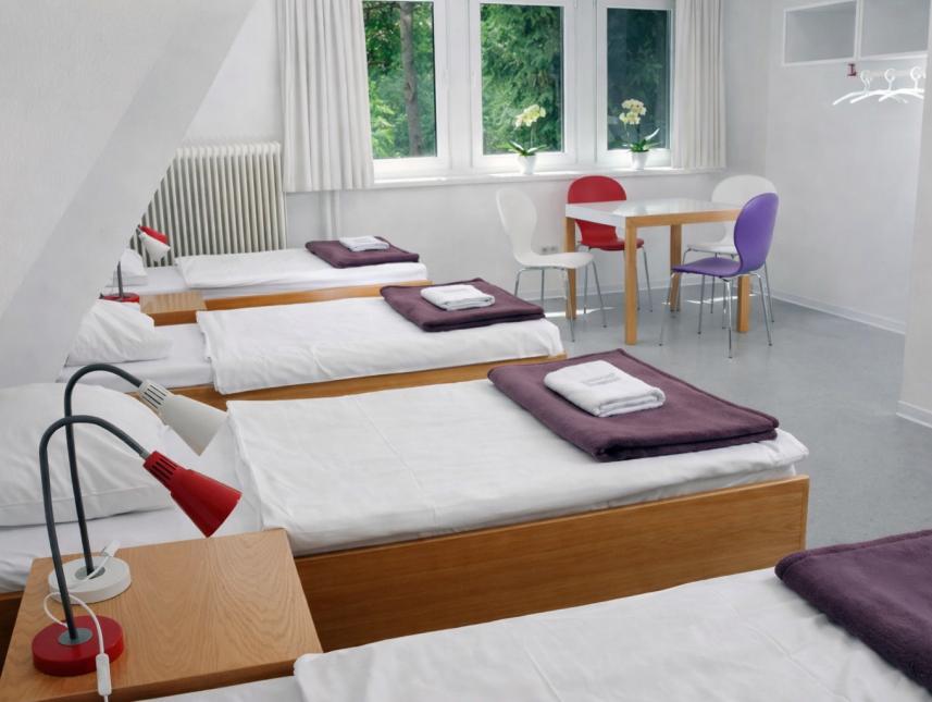 Im Lila Haus übernachtet ihr in 15 einladenden, funktional eingerichteten Einzel-, Doppel-, Drei- und Vierbettzimmern.