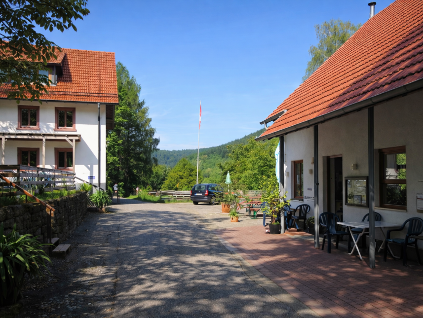 rechts Gaststätte, links Gästehaus