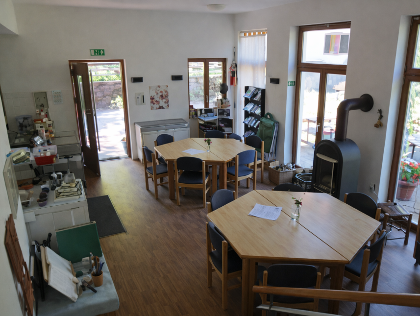 Blick in die Gaststätte mit Kaminofen