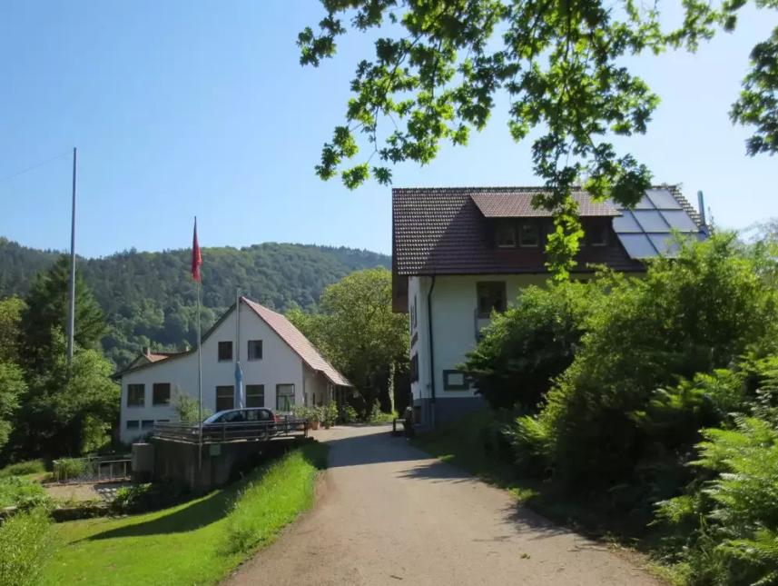 Anblick vom Fahrradweg aus Eberbach kommend