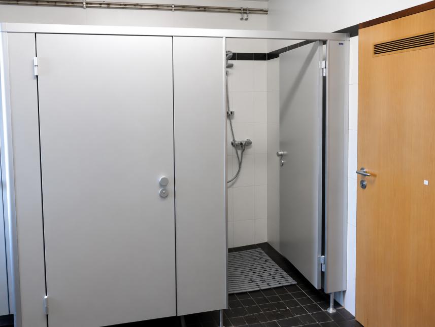 2 Toiletten und 1 Dusche