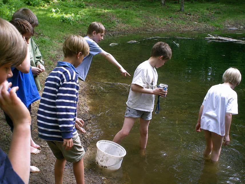 Wasserspielplatz mit Handpumpen