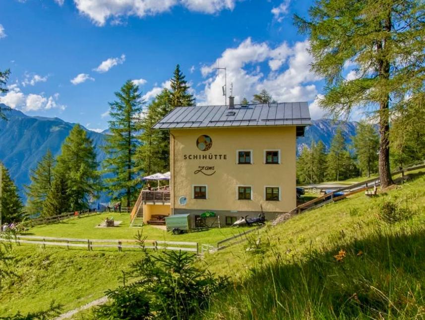 Skihütte Zams inmitten der Tiroler Bergwelt
