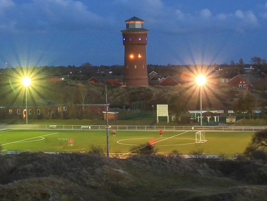 Kunstrasenanlage unter Flutlicht