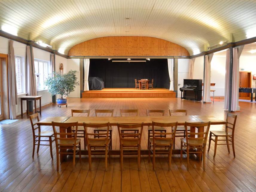 Saal mit Bühne
