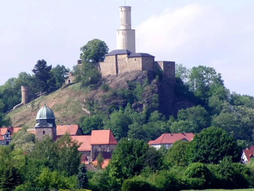 Stadt Felsberg mit der Felsburg (3 km entfernt)