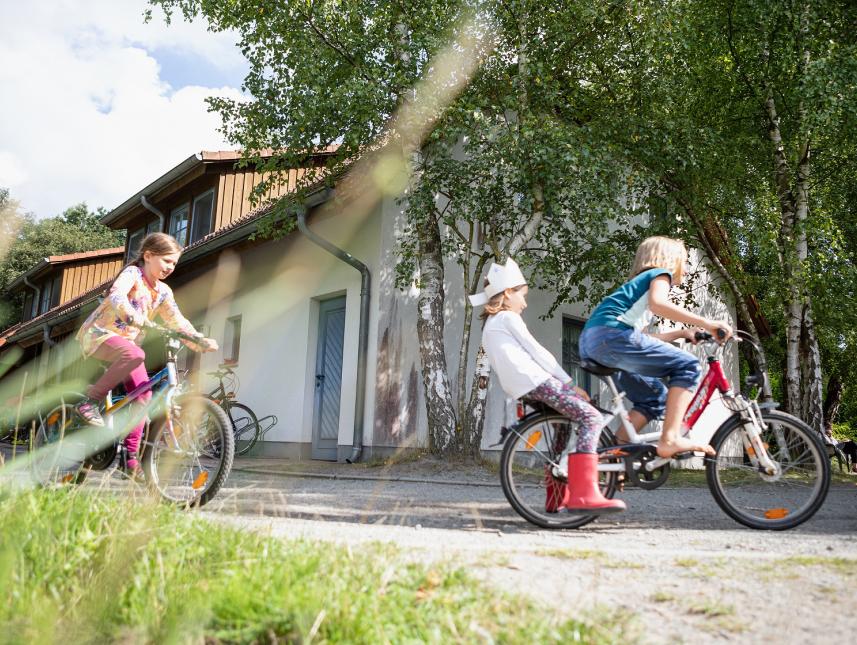 Kinder fahren mit Fahrrädern über das Gelände des Zingsthofes