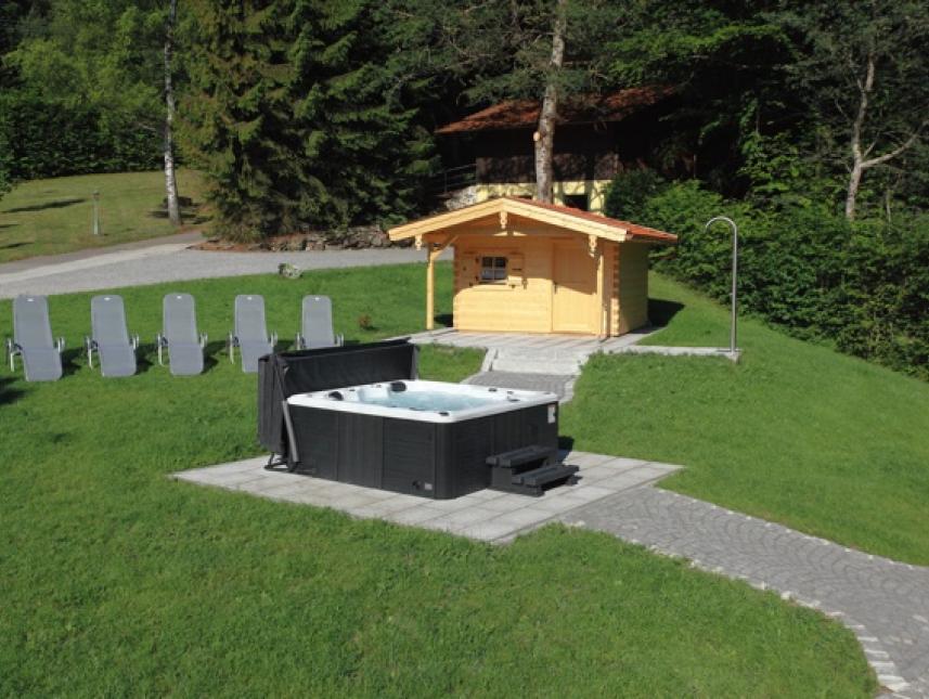 großer Garten mit Whirlpool und Saunahäuschen