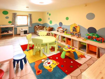 Kinderspielzimmer mit viel Spielzeug, Wickeltisch und eigenem WC sowie Dusche