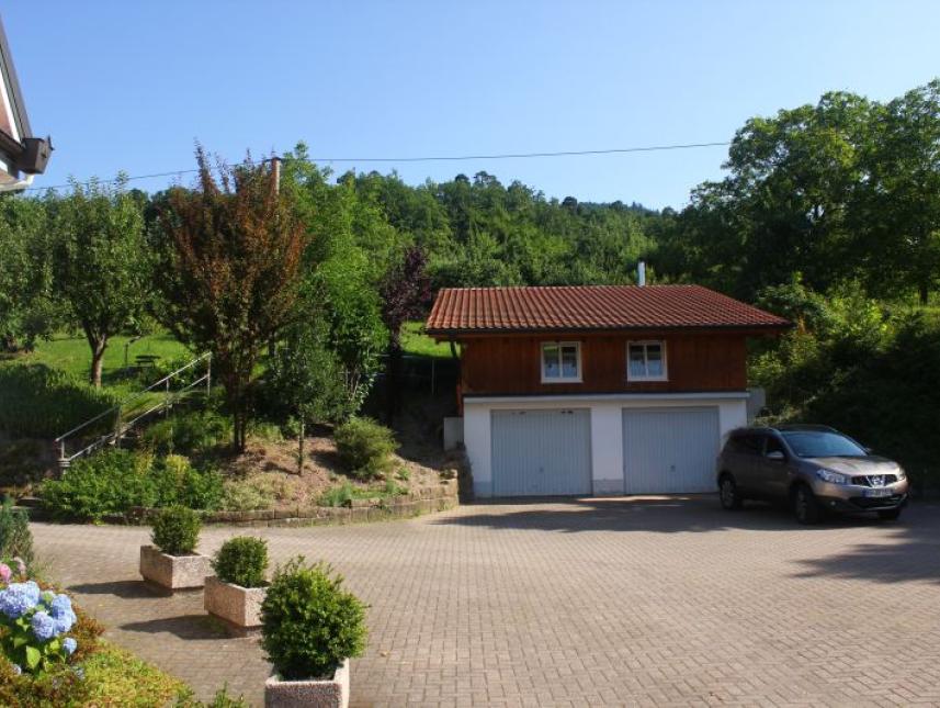 Hof mit Kaminzimmer über den Garagen