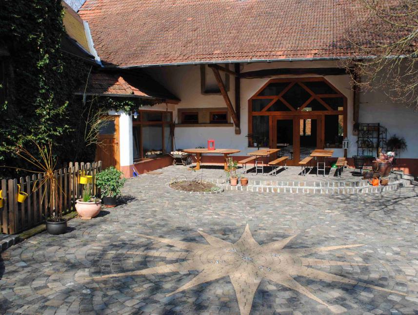 Überdachte Terrasse im Innenhof