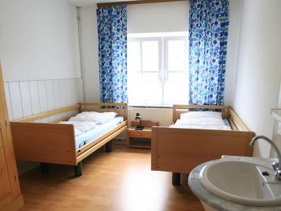 Pflegebetten (zwei) sind im Selbstversorgerhaus vorhanden