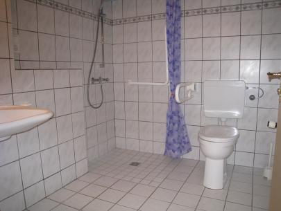 2 begehbare Duschen für Rollstuhlfahrer vorhanden