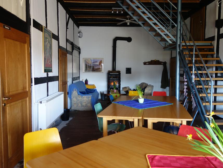 große Diele mit Kaminofen und Polstermöbelsitzecke