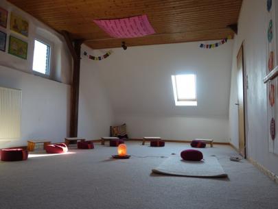 Körperarbeitsraum (32m²) mit Yogakissen (ohne Matten) auf dem Dachboden
