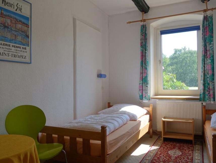 das andere ebenerdiges Zweibettzimmer