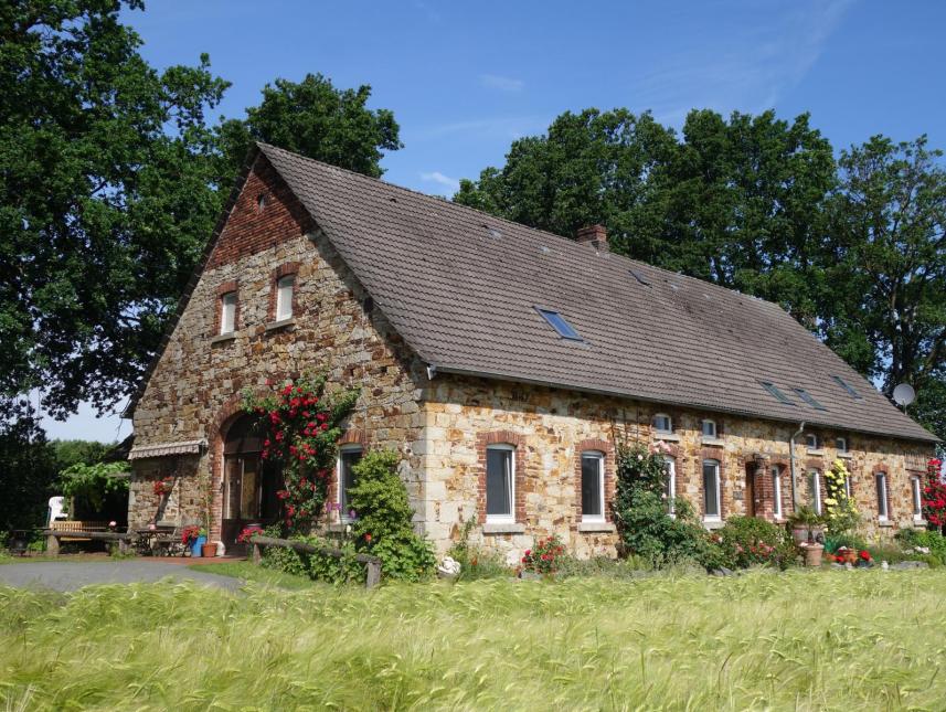 Doppelkotten mit Tagungshausbereich links und privatem Wohnbereich rechts