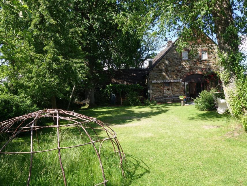 Tagungshauswiese mit Feuerstelle und Schwitzhüttengerüst