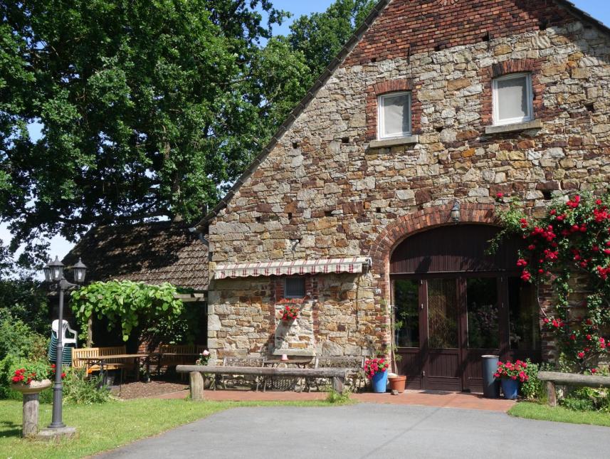 Tagungshausbereich mit Sitzecke unter der Pergola