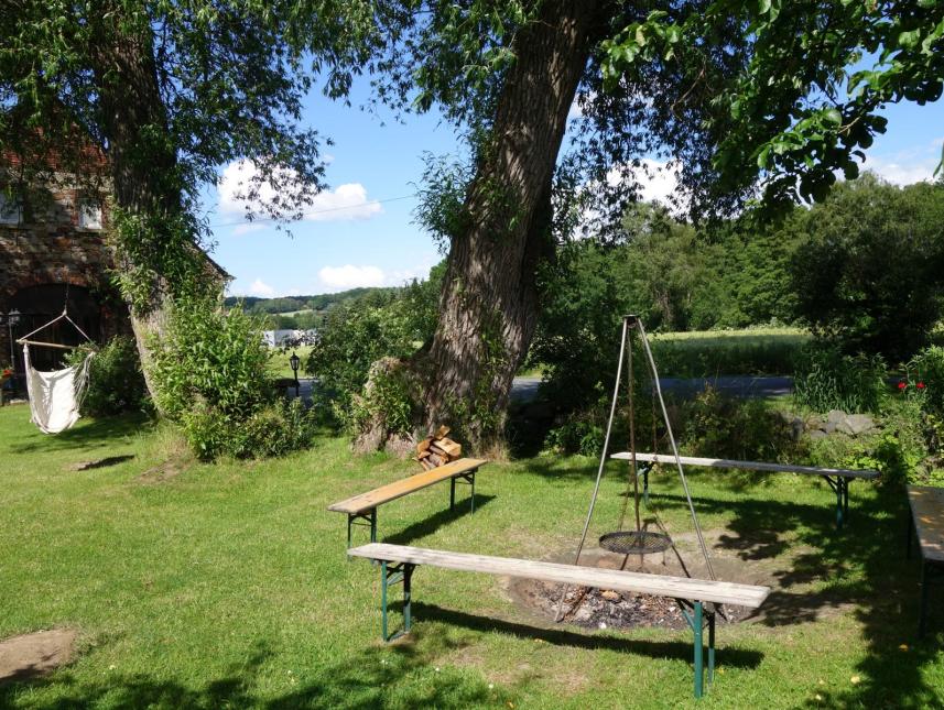 Tagungshauswiese und Feuerstelle