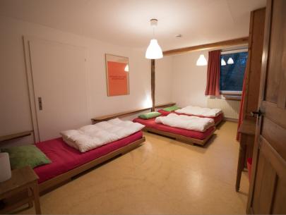 Rotes 3-Bett-Zimmer