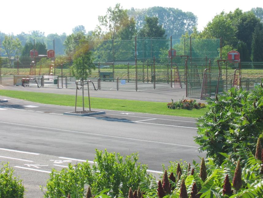 Der Multisportplatz gegenüber des Ferienhauses