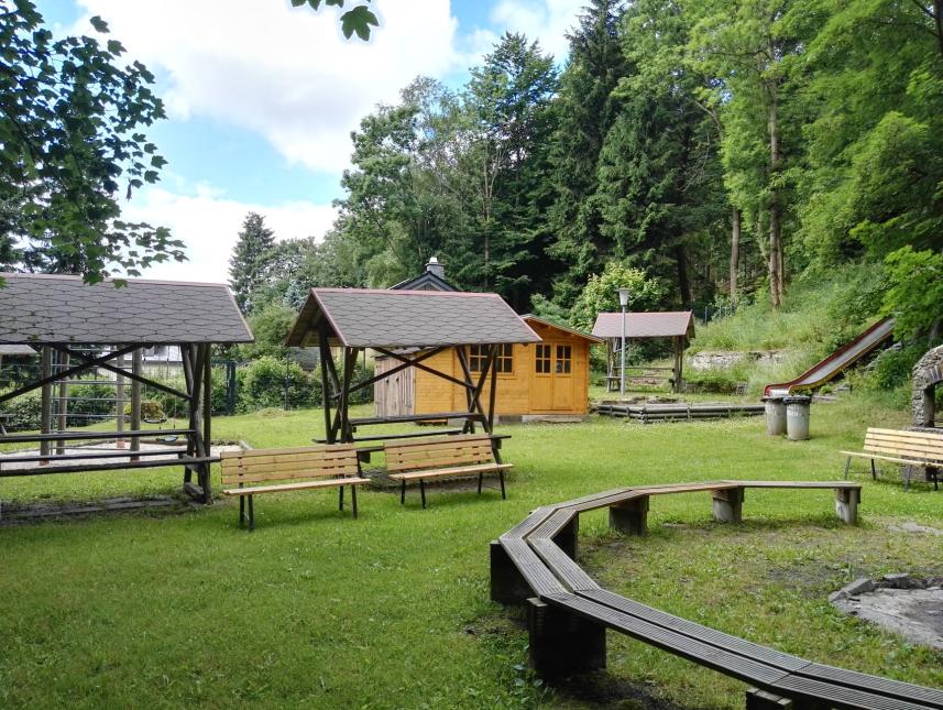 Außengelände mit Riesenrutsche und Spielplatz