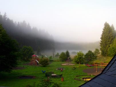 Spielplatz im Nebel