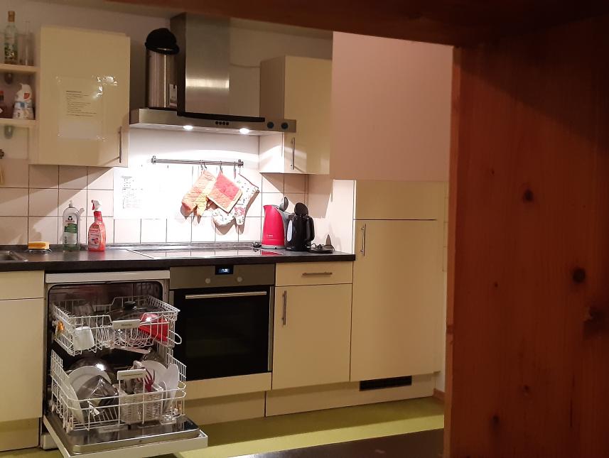 Küche mit Spülmaschine