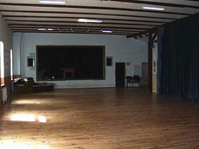 Großer Saal mit Bühne
