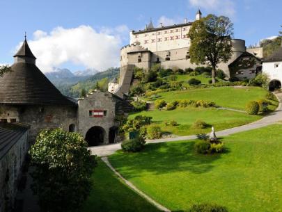 Burg Hohenwerfen - mit Greifvogelschau- ist 8km entfernt