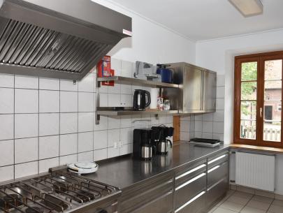 Die Küche bietet eine Spülmaschine, einen Gasherd sowie einen Elektroumluftherd.