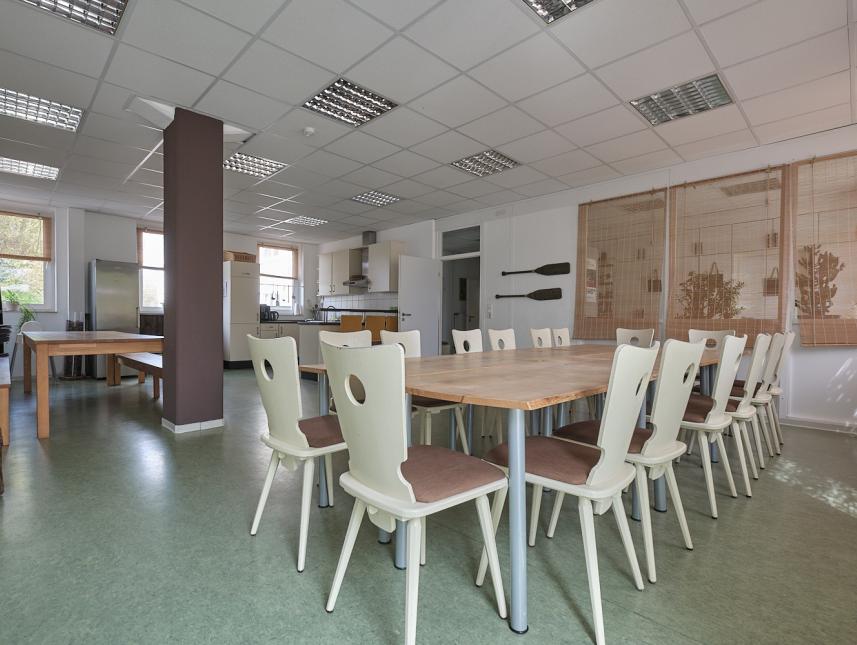 Seminarmultifunktionsraum mit integrierter Küche