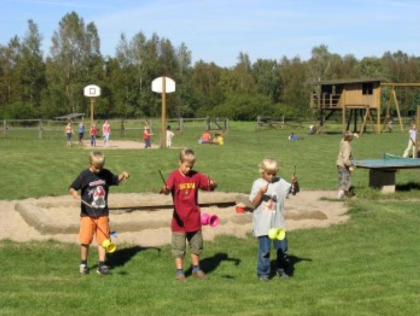 Großes Kinder Spielgelände mit Spielhaus, Beach-Volleyball, Bogensport,