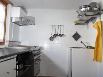 Top ausgestattete Küche mit Gasto-Backofen und Gastro-Geschirrspüller