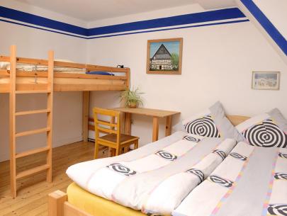 Das Dreibettzimmer mit Doppelbett und Hochbett