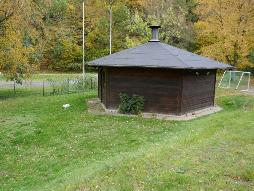 Wiese mit Grillhütte