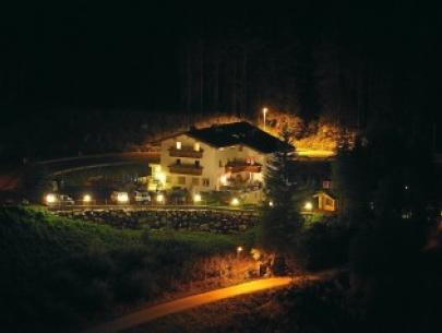 Haus Tyrol bei Nacht