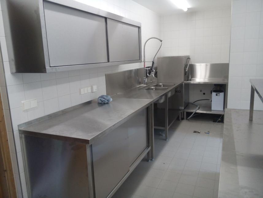 Spülbereich mit Haubenspülmaschine Spülbereich mit Haubenspülmaschine