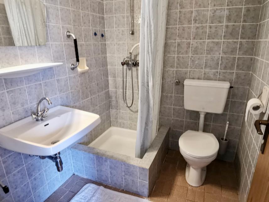 Badezimmer mit Dusche/WC