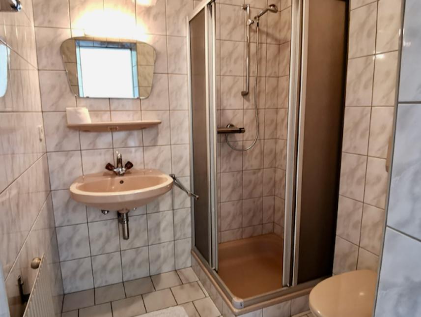 Badezimmer mit Dusche/WC