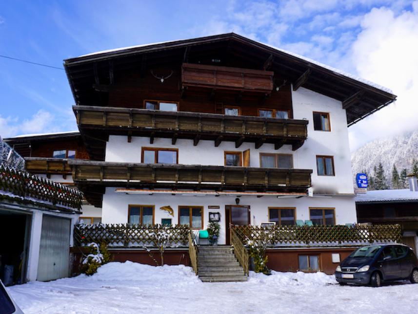 Außenansicht Hütte im Winter