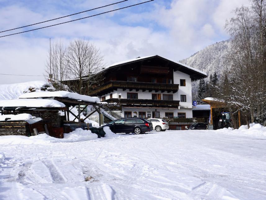 Außenansicht Hütte im Winter