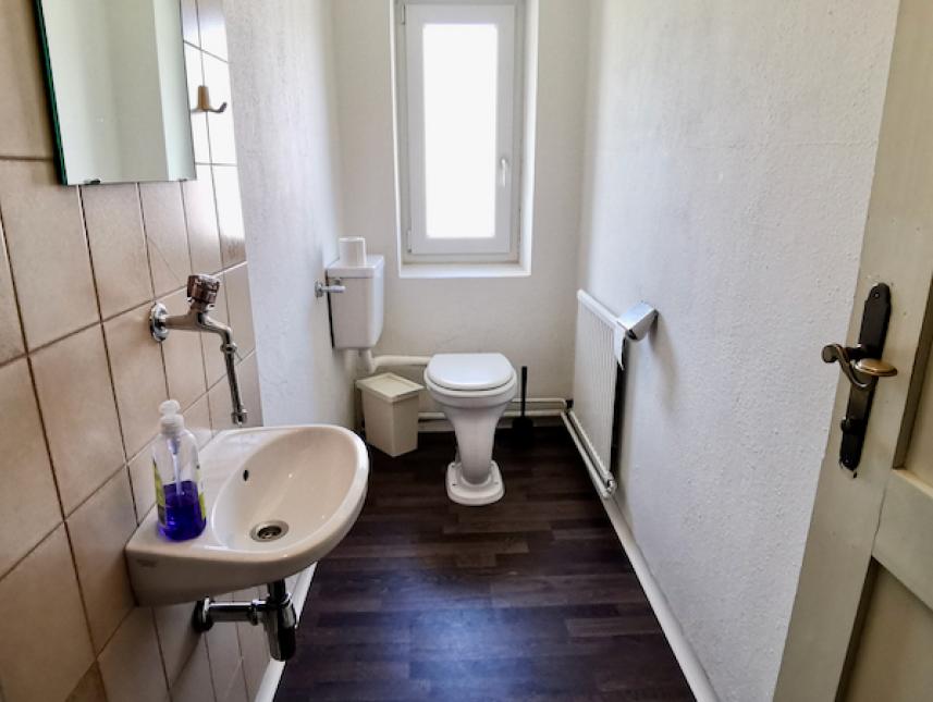separates WC